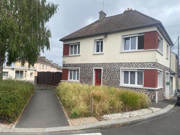 Maison de ville, 96 m², 4 chs, cour, centre ville Flers