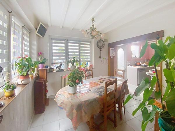 Maison de ville, 96 m², 4 chs, cour, centre ville Flers