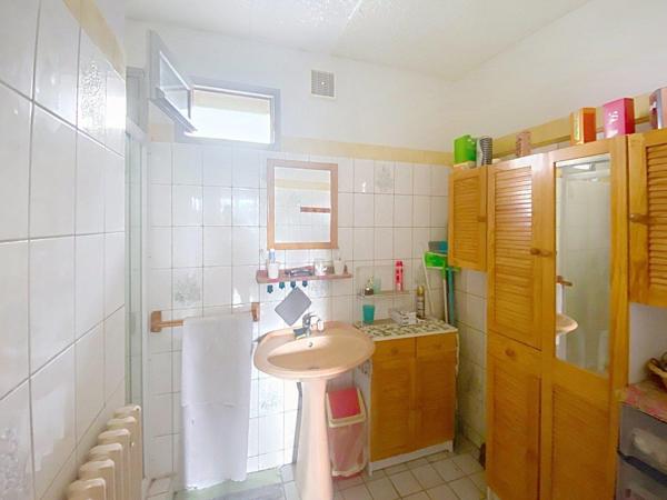 Maison de ville, 96 m², 4 chs, cour, centre ville Flers