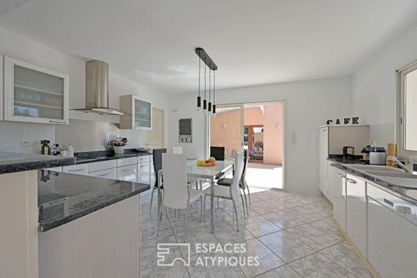 Villa de caractère en pleine nature, au coeur du village de Poulx