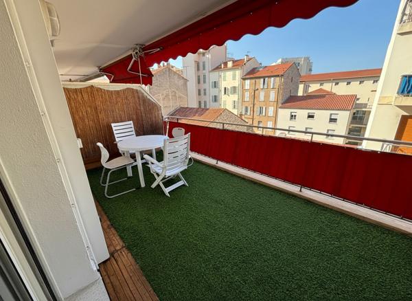 Baisse de prix Studio Cannes 1 pièce 28 m2 avec une grande terrasse.