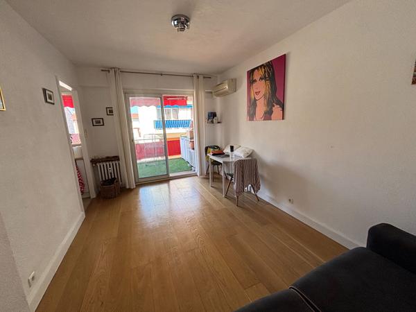 Baisse de prix Studio Cannes 1 pièce 28 m2 avec une grande terrasse.