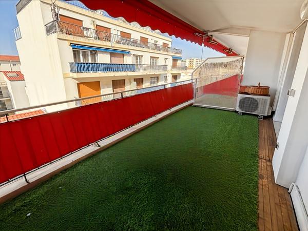 Baisse de prix Studio Cannes 1 pièce 28 m2 avec une grande terrasse.