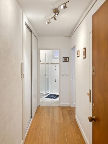 Baisse de prix Studio Cannes 1 pièce 28 m2 avec une grande terrasse.