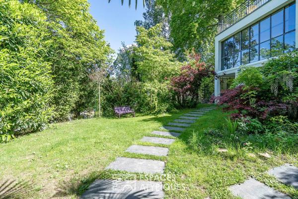 Maison d’architecte en lisière de forêt de Meudon avec jardin et toit-terrasse