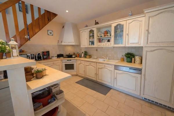 Maison avec jardin, garage et dépendance proche commerces