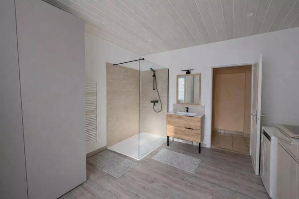 Maison avec jardin, garage et dépendance proche commerces