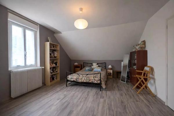 Maison avec jardin, garage et dépendance proche commerces