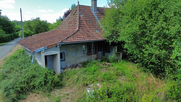 MAISON À RÉNOVER AVEC FORT POTENTIEL À 10 MINUTES DE LOUHANS