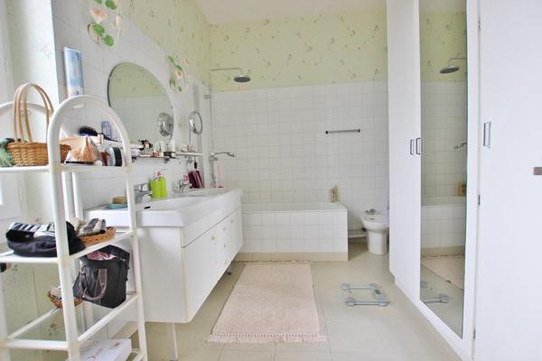 Maison à BRION-PRES-THOUET, 79290 - 10 pièces 220m²