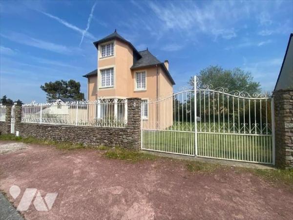 Située à 300 mètres de la plage, l'étude de Me Fonty vous propose cette belle propriété d'envir...