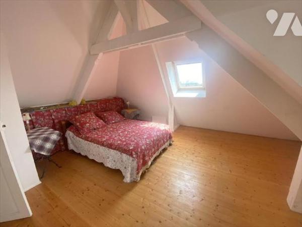 Située à 300 mètres de la plage, l'étude de Me Fonty vous propose cette belle propriété d'envir...