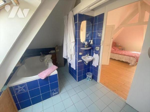 Située à 300 mètres de la plage, l'étude de Me Fonty vous propose cette belle propriété d'envir...