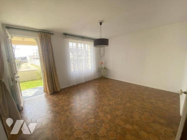 Située à 300 mètres de la plage, l'étude de Me Fonty vous propose cette belle propriété d'envir...