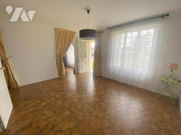 Située à 300 mètres de la plage, l'étude de Me Fonty vous propose cette belle propriété d'envir...