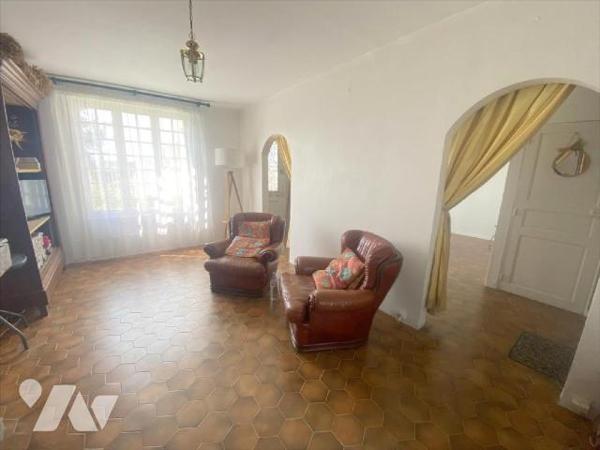 Située à 300 mètres de la plage, l'étude de Me Fonty vous propose cette belle propriété d'envir...