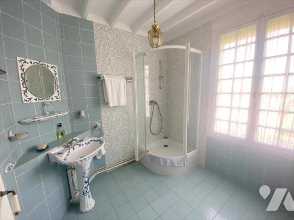 Située à 300 mètres de la plage, l'étude de Me Fonty vous propose cette belle propriété d'envir...