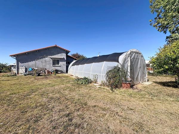 MAISON DE PLAIN-PIED RÉNOVÉE DE 80 M² AVEC GARAGE ATTENANT– TERRAIN DE 2 344 M²