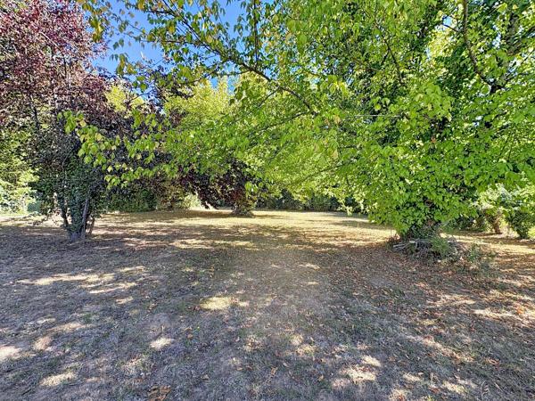 MAISON DE PLAIN-PIED RÉNOVÉE DE 80 M² AVEC GARAGE ATTENANT– TERRAIN DE 2 344 M²