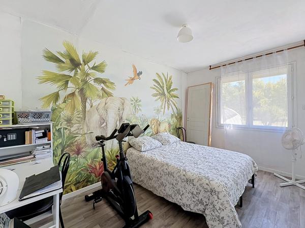MAISON DE PLAIN-PIED RÉNOVÉE DE 80 M² AVEC GARAGE ATTENANT– TERRAIN DE 2 344 M²