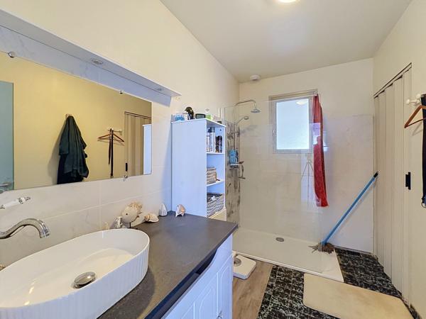MAISON DE PLAIN-PIED RÉNOVÉE DE 80 M² AVEC GARAGE ATTENANT– TERRAIN DE 2 344 M²