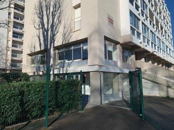 Bureaux à louer à Avignon, emplacement visible, proche tramway