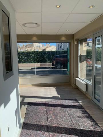 Bureaux à louer à Avignon, emplacement visible, proche tramway