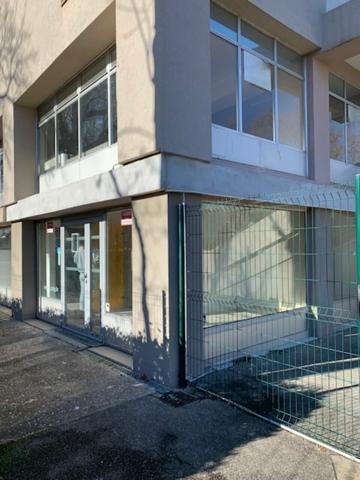 Bureaux à louer à Avignon, emplacement visible, proche tramway