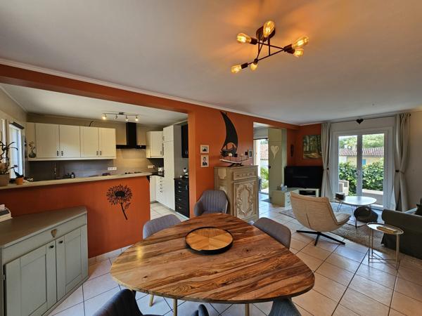 Villars (84400) Luberon, Villars, Jolie maison récente de 128 m² avec extérieur et garage.