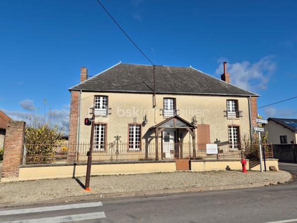 Au cœur de Pars-lès-Romilly, cette maison en pierre offre de beaux volumes et un potentiel rare. Elle s’étend sur un terrain clos de plus de 1 700 m² et compte une grange en pierre.

Rez-de-chaussée : on entre côté cour par une véranda, qui mène à une très grande cuisine aménagée et équipée. Elle ouvre sur un vaste séjour en double exposition, avec une cheminée en pierre équipée d’un insert. Un couloir dessert ensuite :

deux chambres lumineuses,
une salle de jeux,
une salle d’eau,
un WC.

Étage : il compte trois chambres supplémentaires et trois greniers aménageables, pour gagner encore de la surface.

Annexes :

une buanderie ou cuisine d’été,
une cave voûtée,
un bureau, qui peut devenir une chambre,
une grange en pierre au volume généreux.

Confort et équipements :

pompe à chaleur,
volets roulants,
raccordement au tout-à-l’égout,
DPE classé D.

Il faudra prévoir quelques travaux de rafraîchissement pour redonner à la maison tout son cachet.

Pour quels projets ? Une grande maison de famille, une maison d’hôtes, ou une activité professionnelle grâce à la grange et aux annexes : les volumes permettent de nombreux usages.

Contactez-moi pour organiser une visite.
Jean-François Profillet – BSK Immobilier – 06 95 31 69 30