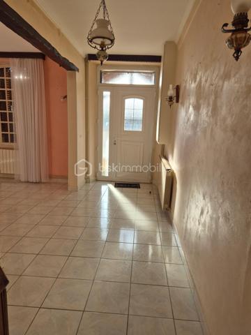 Au cœur de Pars-lès-Romilly, cette maison en pierre offre de beaux volumes et un potentiel rare. Elle s’étend sur un terrain clos de plus de 1 700 m² et compte une grange en pierre.

Rez-de-chaussée : on entre côté cour par une véranda, qui mène à une très grande cuisine aménagée et équipée. Elle ouvre sur un vaste séjour en double exposition, avec une cheminée en pierre équipée d’un insert. Un couloir dessert ensuite :

deux chambres lumineuses,
une salle de jeux,
une salle d’eau,
un WC.

Étage : il compte trois chambres supplémentaires et trois greniers aménageables, pour gagner encore de la surface.

Annexes :

une buanderie ou cuisine d’été,
une cave voûtée,
un bureau, qui peut devenir une chambre,
une grange en pierre au volume généreux.

Confort et équipements :

pompe à chaleur,
volets roulants,
raccordement au tout-à-l’égout,
DPE classé D.

Il faudra prévoir quelques travaux de rafraîchissement pour redonner à la maison tout son cachet.

Pour quels projets ? Une grande maison de famille, une maison d’hôtes, ou une activité professionnelle grâce à la grange et aux annexes : les volumes permettent de nombreux usages.

Contactez-moi pour organiser une visite.
Jean-François Profillet – BSK Immobilier – 06 95 31 69 30