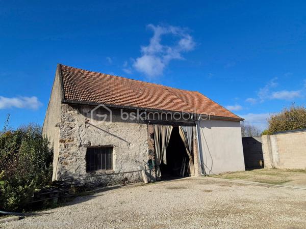 Au cœur de Pars-lès-Romilly, cette maison en pierre offre de beaux volumes et un potentiel rare. Elle s’étend sur un terrain clos de plus de 1 700 m² et compte une grange en pierre.

Rez-de-chaussée : on entre côté cour par une véranda, qui mène à une très grande cuisine aménagée et équipée. Elle ouvre sur un vaste séjour en double exposition, avec une cheminée en pierre équipée d’un insert. Un couloir dessert ensuite :

deux chambres lumineuses,
une salle de jeux,
une salle d’eau,
un WC.

Étage : il compte trois chambres supplémentaires et trois greniers aménageables, pour gagner encore de la surface.

Annexes :

une buanderie ou cuisine d’été,
une cave voûtée,
un bureau, qui peut devenir une chambre,
une grange en pierre au volume généreux.

Confort et équipements :

pompe à chaleur,
volets roulants,
raccordement au tout-à-l’égout,
DPE classé D.

Il faudra prévoir quelques travaux de rafraîchissement pour redonner à la maison tout son cachet.

Pour quels projets ? Une grande maison de famille, une maison d’hôtes, ou une activité professionnelle grâce à la grange et aux annexes : les volumes permettent de nombreux usages.

Contactez-moi pour organiser une visite.
Jean-François Profillet – BSK Immobilier – 06 95 31 69 30