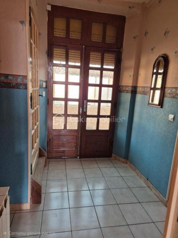 Au cœur de Pars-lès-Romilly, cette maison en pierre offre de beaux volumes et un potentiel rare. Elle s’étend sur un terrain clos de plus de 1 700 m² et compte une grange en pierre.

Rez-de-chaussée : on entre côté cour par une véranda, qui mène à une très grande cuisine aménagée et équipée. Elle ouvre sur un vaste séjour en double exposition, avec une cheminée en pierre équipée d’un insert. Un couloir dessert ensuite :

deux chambres lumineuses,
une salle de jeux,
une salle d’eau,
un WC.

Étage : il compte trois chambres supplémentaires et trois greniers aménageables, pour gagner encore de la surface.

Annexes :

une buanderie ou cuisine d’été,
une cave voûtée,
un bureau, qui peut devenir une chambre,
une grange en pierre au volume généreux.

Confort et équipements :

pompe à chaleur,
volets roulants,
raccordement au tout-à-l’égout,
DPE classé D.

Il faudra prévoir quelques travaux de rafraîchissement pour redonner à la maison tout son cachet.

Pour quels projets ? Une grande maison de famille, une maison d’hôtes, ou une activité professionnelle grâce à la grange et aux annexes : les volumes permettent de nombreux usages.

Contactez-moi pour organiser une visite.
Jean-François Profillet – BSK Immobilier – 06 95 31 69 30