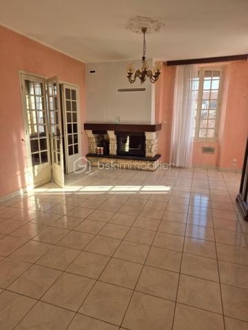 Au cœur de Pars-lès-Romilly, cette maison en pierre offre de beaux volumes et un potentiel rare. Elle s’étend sur un terrain clos de plus de 1 700 m² et compte une grange en pierre.

Rez-de-chaussée : on entre côté cour par une véranda, qui mène à une très grande cuisine aménagée et équipée. Elle ouvre sur un vaste séjour en double exposition, avec une cheminée en pierre équipée d’un insert. Un couloir dessert ensuite :

deux chambres lumineuses,
une salle de jeux,
une salle d’eau,
un WC.

Étage : il compte trois chambres supplémentaires et trois greniers aménageables, pour gagner encore de la surface.

Annexes :

une buanderie ou cuisine d’été,
une cave voûtée,
un bureau, qui peut devenir une chambre,
une grange en pierre au volume généreux.

Confort et équipements :

pompe à chaleur,
volets roulants,
raccordement au tout-à-l’égout,
DPE classé D.

Il faudra prévoir quelques travaux de rafraîchissement pour redonner à la maison tout son cachet.

Pour quels projets ? Une grande maison de famille, une maison d’hôtes, ou une activité professionnelle grâce à la grange et aux annexes : les volumes permettent de nombreux usages.

Contactez-moi pour organiser une visite.
Jean-François Profillet – BSK Immobilier – 06 95 31 69 30