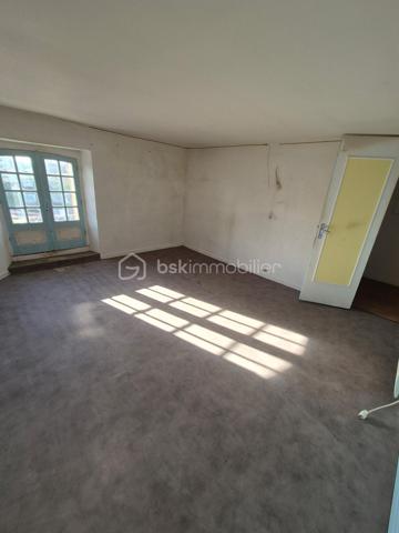 Au cœur de Pars-lès-Romilly, cette maison en pierre offre de beaux volumes et un potentiel rare. Elle s’étend sur un terrain clos de plus de 1 700 m² et compte une grange en pierre.

Rez-de-chaussée : on entre côté cour par une véranda, qui mène à une très grande cuisine aménagée et équipée. Elle ouvre sur un vaste séjour en double exposition, avec une cheminée en pierre équipée d’un insert. Un couloir dessert ensuite :

deux chambres lumineuses,
une salle de jeux,
une salle d’eau,
un WC.

Étage : il compte trois chambres supplémentaires et trois greniers aménageables, pour gagner encore de la surface.

Annexes :

une buanderie ou cuisine d’été,
une cave voûtée,
un bureau, qui peut devenir une chambre,
une grange en pierre au volume généreux.

Confort et équipements :

pompe à chaleur,
volets roulants,
raccordement au tout-à-l’égout,
DPE classé D.

Il faudra prévoir quelques travaux de rafraîchissement pour redonner à la maison tout son cachet.

Pour quels projets ? Une grande maison de famille, une maison d’hôtes, ou une activité professionnelle grâce à la grange et aux annexes : les volumes permettent de nombreux usages.

Contactez-moi pour organiser une visite.
Jean-François Profillet – BSK Immobilier – 06 95 31 69 30