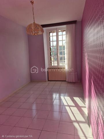 Au cœur de Pars-lès-Romilly, cette maison en pierre offre de beaux volumes et un potentiel rare. Elle s’étend sur un terrain clos de plus de 1 700 m² et compte une grange en pierre.

Rez-de-chaussée : on entre côté cour par une véranda, qui mène à une très grande cuisine aménagée et équipée. Elle ouvre sur un vaste séjour en double exposition, avec une cheminée en pierre équipée d’un insert. Un couloir dessert ensuite :

deux chambres lumineuses,
une salle de jeux,
une salle d’eau,
un WC.

Étage : il compte trois chambres supplémentaires et trois greniers aménageables, pour gagner encore de la surface.

Annexes :

une buanderie ou cuisine d’été,
une cave voûtée,
un bureau, qui peut devenir une chambre,
une grange en pierre au volume généreux.

Confort et équipements :

pompe à chaleur,
volets roulants,
raccordement au tout-à-l’égout,
DPE classé D.

Il faudra prévoir quelques travaux de rafraîchissement pour redonner à la maison tout son cachet.

Pour quels projets ? Une grande maison de famille, une maison d’hôtes, ou une activité professionnelle grâce à la grange et aux annexes : les volumes permettent de nombreux usages.

Contactez-moi pour organiser une visite.
Jean-François Profillet – BSK Immobilier – 06 95 31 69 30