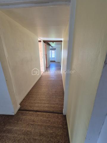 Au cœur de Pars-lès-Romilly, cette maison en pierre offre de beaux volumes et un potentiel rare. Elle s’étend sur un terrain clos de plus de 1 700 m² et compte une grange en pierre.

Rez-de-chaussée : on entre côté cour par une véranda, qui mène à une très grande cuisine aménagée et équipée. Elle ouvre sur un vaste séjour en double exposition, avec une cheminée en pierre équipée d’un insert. Un couloir dessert ensuite :

deux chambres lumineuses,
une salle de jeux,
une salle d’eau,
un WC.

Étage : il compte trois chambres supplémentaires et trois greniers aménageables, pour gagner encore de la surface.

Annexes :

une buanderie ou cuisine d’été,
une cave voûtée,
un bureau, qui peut devenir une chambre,
une grange en pierre au volume généreux.

Confort et équipements :

pompe à chaleur,
volets roulants,
raccordement au tout-à-l’égout,
DPE classé D.

Il faudra prévoir quelques travaux de rafraîchissement pour redonner à la maison tout son cachet.

Pour quels projets ? Une grande maison de famille, une maison d’hôtes, ou une activité professionnelle grâce à la grange et aux annexes : les volumes permettent de nombreux usages.

Contactez-moi pour organiser une visite.
Jean-François Profillet – BSK Immobilier – 06 95 31 69 30