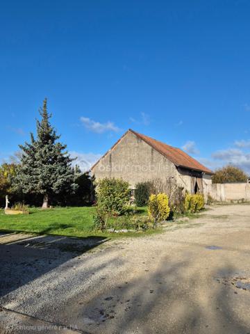 Au cœur de Pars-lès-Romilly, cette maison en pierre offre de beaux volumes et un potentiel rare. Elle s’étend sur un terrain clos de plus de 1 700 m² et compte une grange en pierre.

Rez-de-chaussée : on entre côté cour par une véranda, qui mène à une très grande cuisine aménagée et équipée. Elle ouvre sur un vaste séjour en double exposition, avec une cheminée en pierre équipée d’un insert. Un couloir dessert ensuite :

deux chambres lumineuses,
une salle de jeux,
une salle d’eau,
un WC.

Étage : il compte trois chambres supplémentaires et trois greniers aménageables, pour gagner encore de la surface.

Annexes :

une buanderie ou cuisine d’été,
une cave voûtée,
un bureau, qui peut devenir une chambre,
une grange en pierre au volume généreux.

Confort et équipements :

pompe à chaleur,
volets roulants,
raccordement au tout-à-l’égout,
DPE classé D.

Il faudra prévoir quelques travaux de rafraîchissement pour redonner à la maison tout son cachet.

Pour quels projets ? Une grande maison de famille, une maison d’hôtes, ou une activité professionnelle grâce à la grange et aux annexes : les volumes permettent de nombreux usages.

Contactez-moi pour organiser une visite.
Jean-François Profillet – BSK Immobilier – 06 95 31 69 30