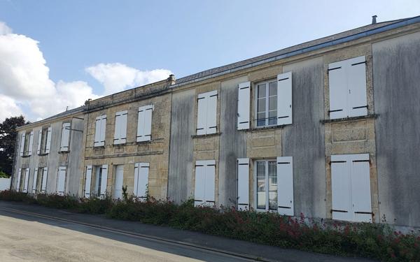 Immeuble à vendre    13 pièces •  Mauzé-sur-le-Mignon