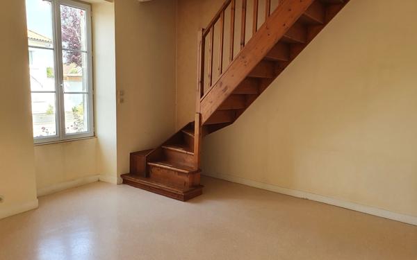 Immeuble à vendre    13 pièces •  Mauzé-sur-le-Mignon