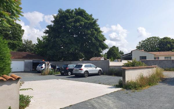 Immeuble à vendre    13 pièces •  Mauzé-sur-le-Mignon