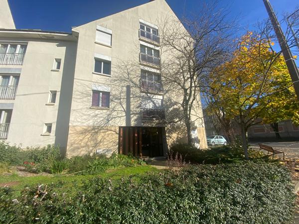 A vendre, Angers les hauts de la doutre, appartement type 3 lumineux exposé Sud Est, 3ème étage, ascenseur, 2 chambres, balcon, cuisine aménagée équipée, cave, garage fermé.
