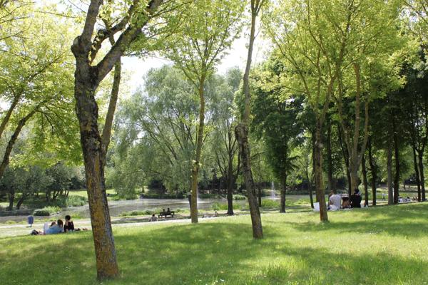 Bureaux à vendre à Roissy-en-France avec accès indépendant et patio intérieur