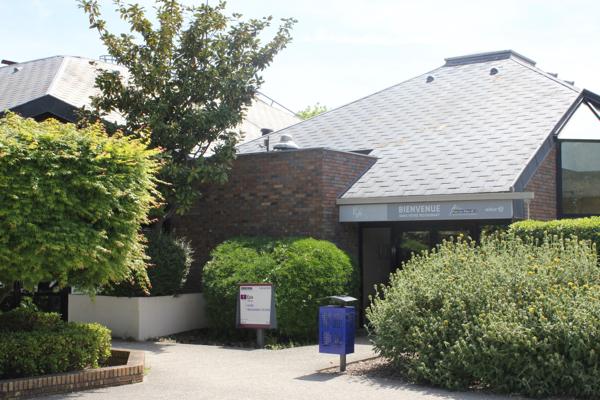 Bureaux à vendre à Roissy-en-France avec accès indépendant et patio intérieur