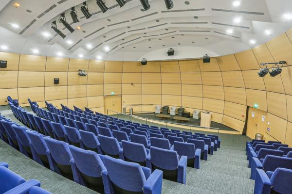 Bureaux rénovés haut de gamme à Nanterre – Emplacement stratégique et services premium