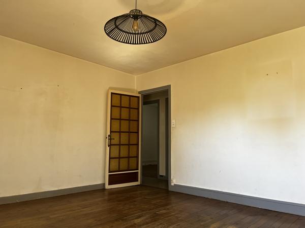 Appartement T3 avec terrasse exceptionnelle de 70 m², garage et cave – En plein cœur de ville