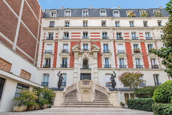 PARIS 18EME - EXCLUSIVITÉ - METRO ABBESSES OU BLANCHE - VILLA DES PLATANES. 273 000 € **  - Référence  6884-NG