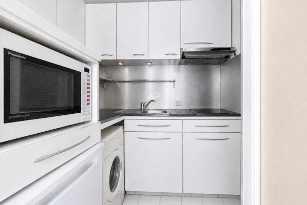 PARIS 18EME - EXCLUSIVITÉ - METRO ABBESSES OU BLANCHE - VILLA DES PLATANES. 273 000 € **  - Référence  6884-NG