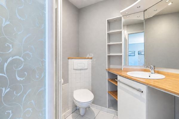 PARIS 18EME - EXCLUSIVITÉ - METRO ABBESSES OU BLANCHE - VILLA DES PLATANES. 273 000 € **  - Référence  6884-NG