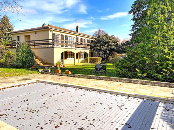 GRANDE MAISON FAMILIALE VERNIOLLE SUR PARCELLE DE 3 000 M² AVEC PISCINE ET VUE PYRÉNÉES